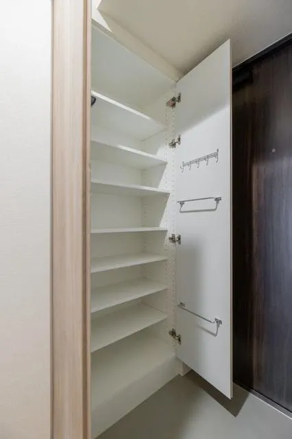 Geoent Ikebukuro - Interior - ["Furniture", "Building", "Shelving"]