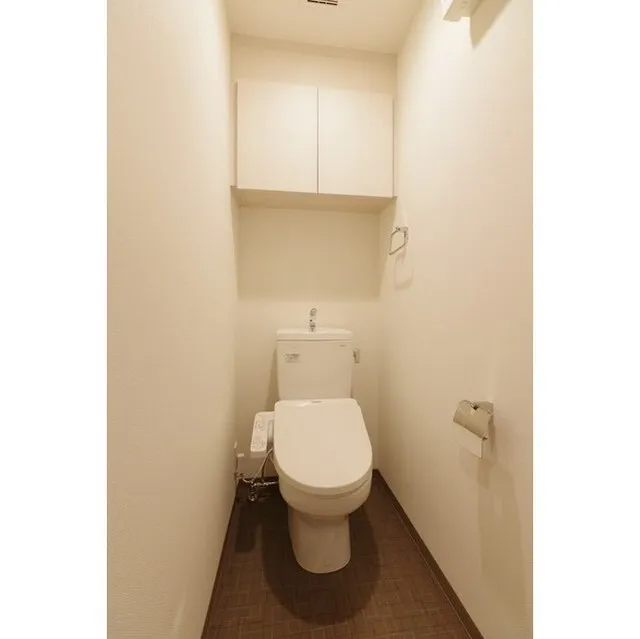 BluRock Monzen-Nakacho - Interior - ["Toilet seat", "Toilet", "Building"]