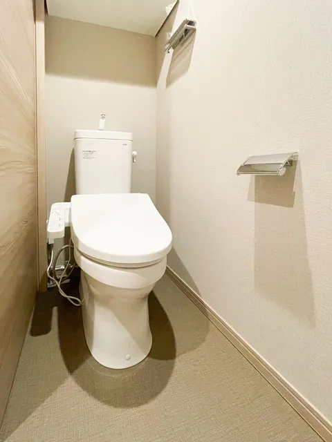 Preasvelta Minowa - Interior - ["Toilet seat", "Toilet", "Plumbing fixture"]