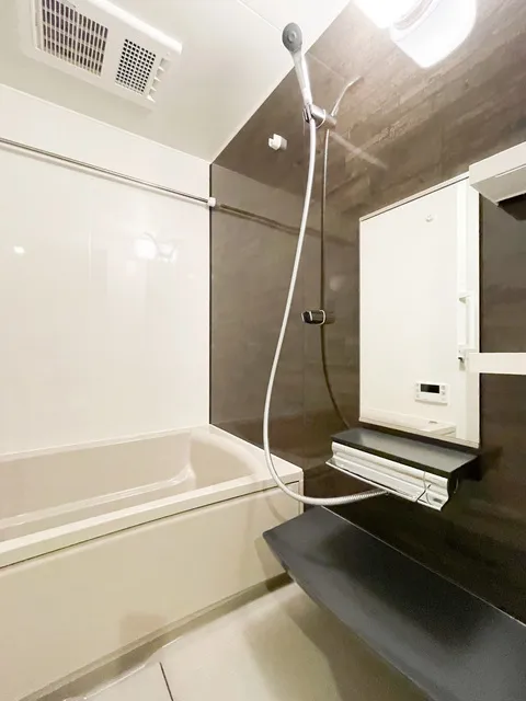 Preasvelta Minowa - Interior - ["Plumbing fixture", "Bathroom", "Flooring"]
