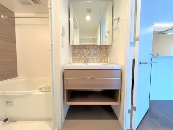Serenite Fran Shin-Osaka - Interior - ["Flooring", "Plumbing fixture", "Interior design"]