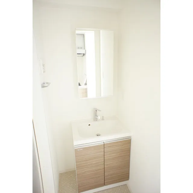 Latierra Toritsu Daigaku - Interior - ["Mirror", "Tap", "Bathroom cabinet"]
