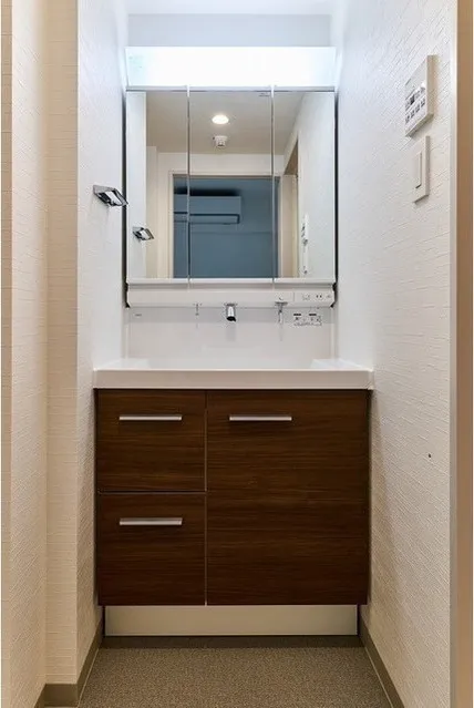 Comfortia Liv Bunkyo Sendagi - Interior - ["Bathroom cabinet", "Bathroom Sink", "Flooring"]