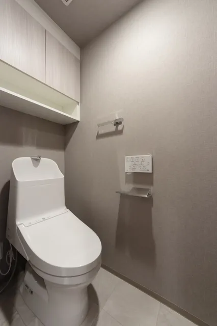 Terra Silk Forest - Interior - ["Toilet seat", "Toilet", "Flooring"]