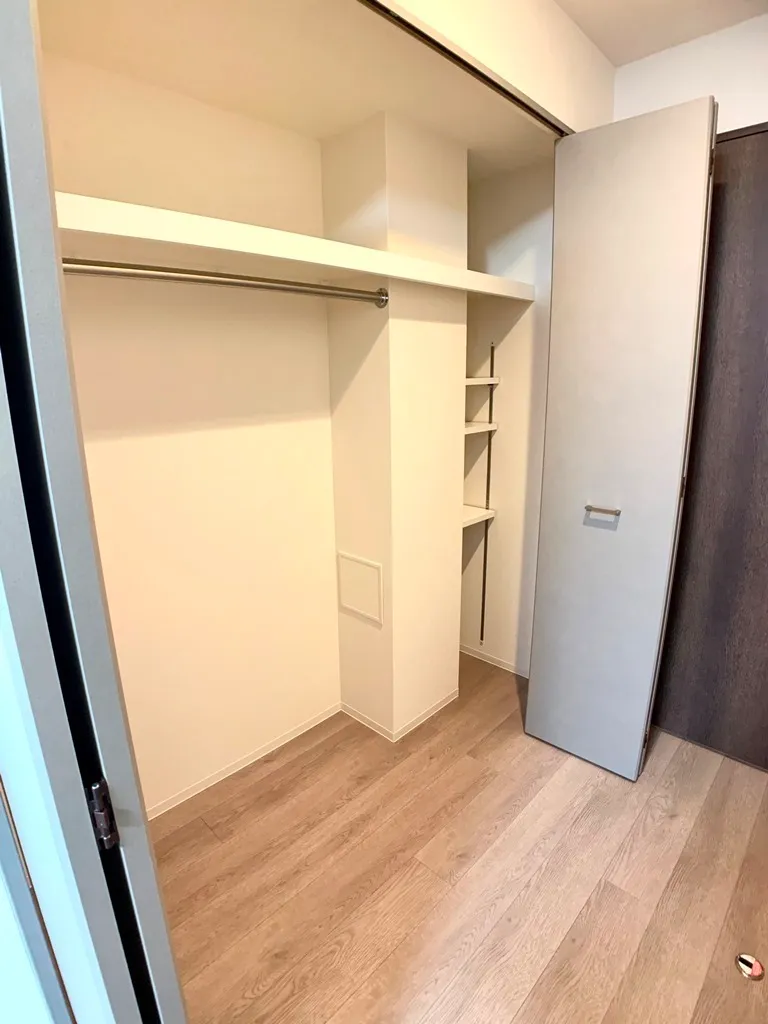 Orchid Residence Morishita - Interior - ["Building", "Fixture", "Wood"]