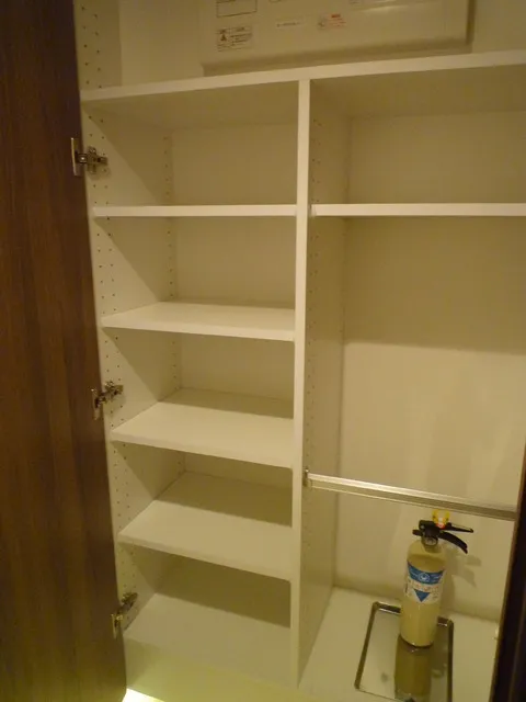 Maison Calme - Interior - ["Furniture", "Shelf", "Cabinetry"]