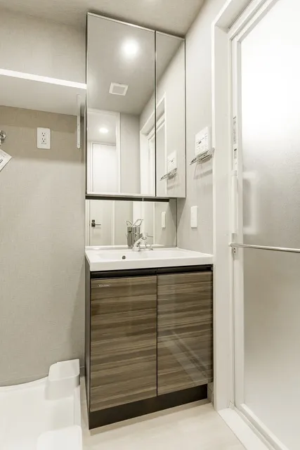 Plage Liu Oshiage - Interior - ["Mirror", "Sink", "Bathroom cabinet"]