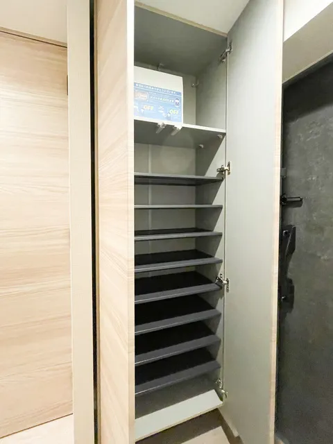 Preasvelta Minowa - Interior - ["Wood", "Flooring", "Shelving"]