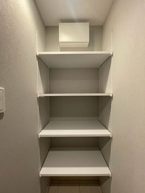 Pollast Yoyogi-Uehara - Interior - ["Shelving", "Shelf", "Flooring"]