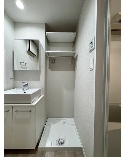 Well Square Hatagaya - Interior - ["Plumbing fixture", "Flooring", "Floor"]