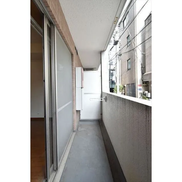 Plateau Jingumae - Interior - ["Fixture", "Window", "Flooring"]