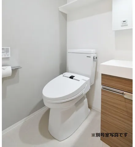 Makes Design Monzen-Nakacho River Place - Interior - ["Toilet seat", "Plumbing fixture", "Toilet"]