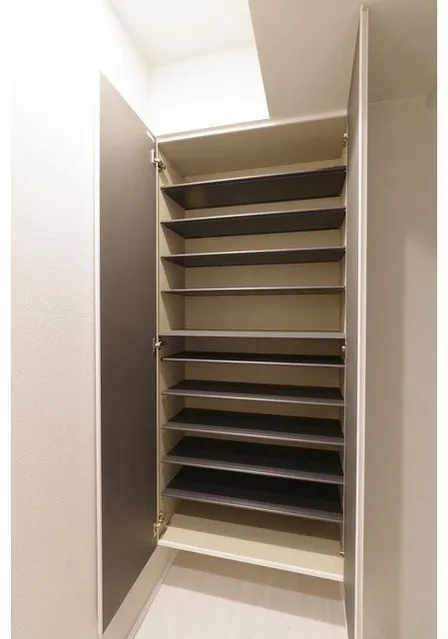 Presagio - Interior - ["Shelf", "Room", "Furniture"]
