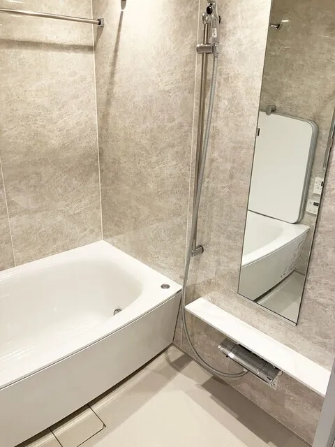 Grand City Tower Tsukishima - Interior - ["Plumbing fixture", "Bathtub", "Flooring"]