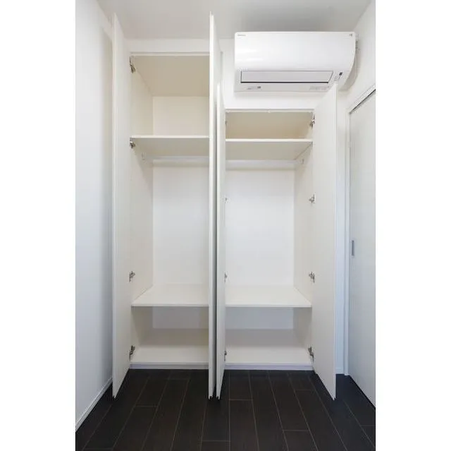 OPEN BLOOM SUMIDA YAHIRO - Interior - ["Fixture", "Shelving", "Floor"]