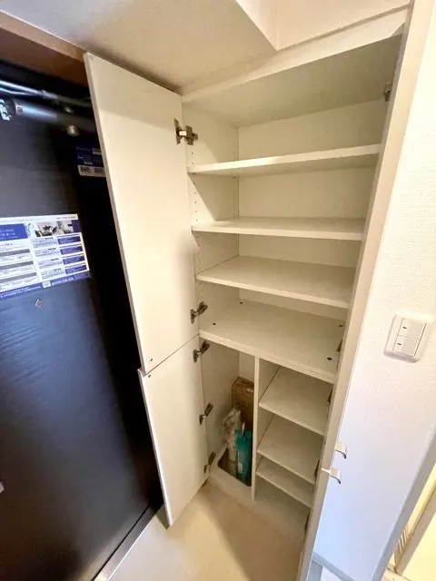 Residia Monzen Nakamachi - Interior - ["Property", "Furniture", "Shelf"]