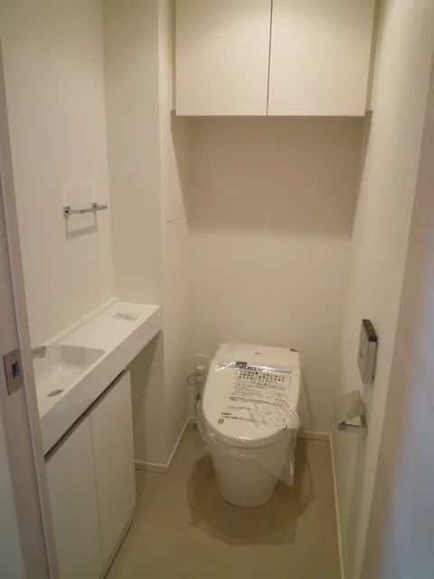 Park Habio Shibuya Kamiyamacho - Interior - ["Plumbing fixture", "Toilet seat", "Bathroom sink"]