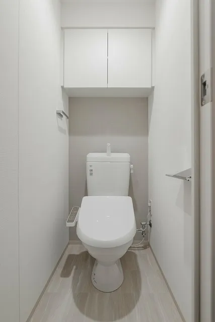 Prince Asylee Court - Interior - ["Toilet seat", "Toilet", "Bathroom"]