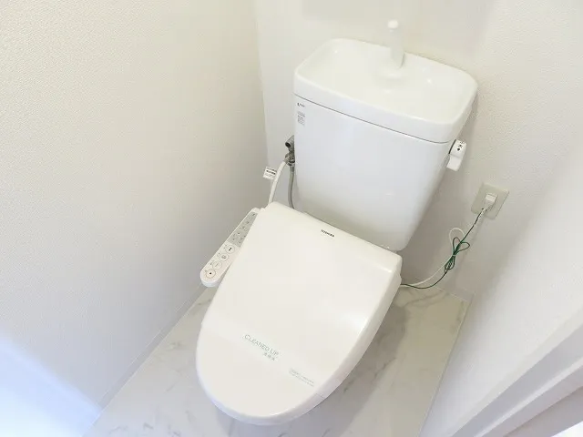 Esty Maison Oshima - Interior - ["Toilet seat", "Toilet", "Plumbing fixture"]