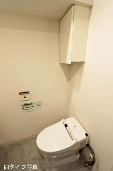 Comforia Omori DEUX - Interior - ["Toilet seat", "Toilet", "Plumbing fixture"]