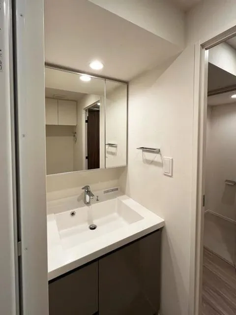 Park Axis Ikebukuro - Interior - ["Mirror", "Sink", "Tap"]