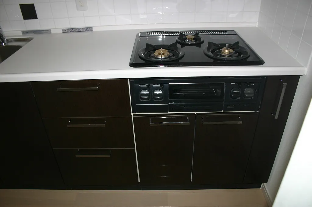 Residia Bunkyo Hongo II - Interior - ["Cabinetry", "Cooktop", "Kitchen stove"]