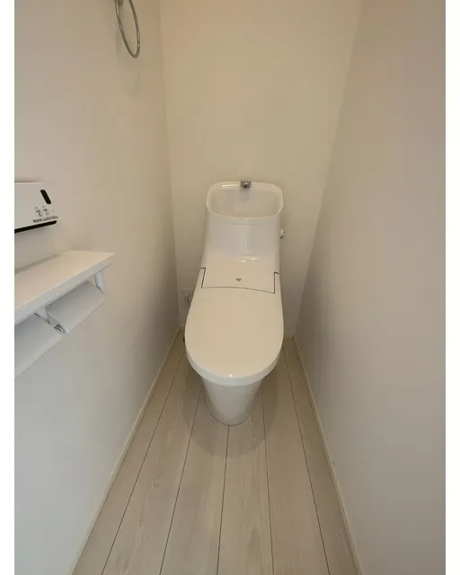 Kolet Oshima #07 - Interior - ["Toilet seat", "Flooring", "Toilet"]