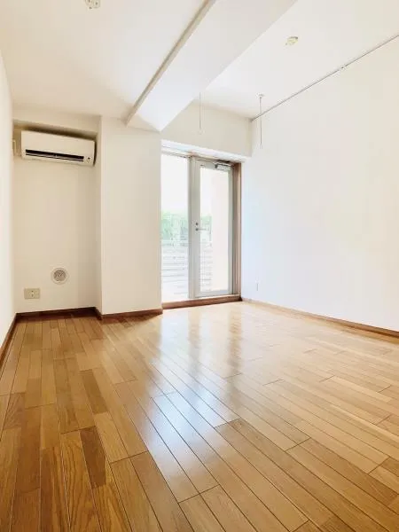 Bregrace Sangubashi - Interior - ["Wood flooring", "Floor", "Flooring"]