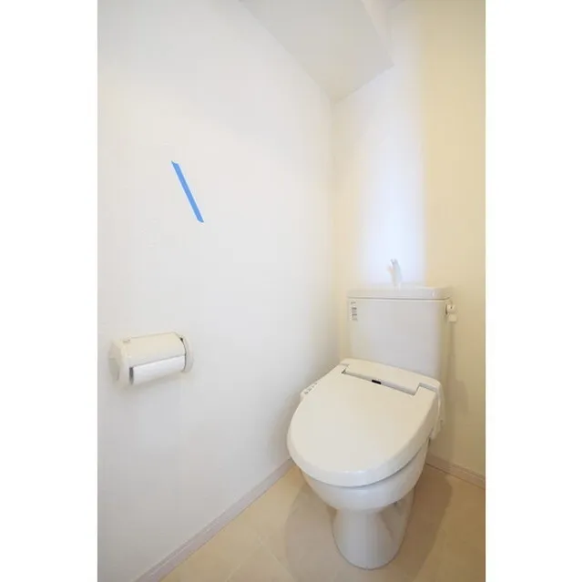 Polar Oku - Interior - ["Toilet seat", "Toilet", "Building"]