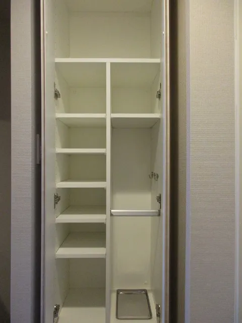 Boa Vista Monzen Nakamachi - Interior - ["Door", "Cupboard", "Shelving"]