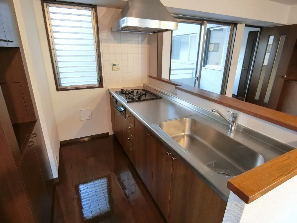 Shiba Park Apartment - Interior - ["Tap", "Kitchen sink", "Cabinetry"]