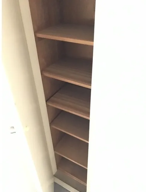 Actor'S Seat Building - Interior - ["Brown", "Shelf", "Wood"]