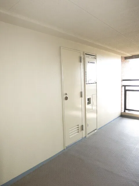 Due Nerima - Interior - ["Fixture", "Door", "Wood"]
