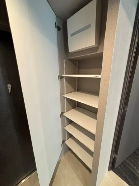 EXAM AKASAKA - Interior - ["Wood", "Flooring", "Shelving"]