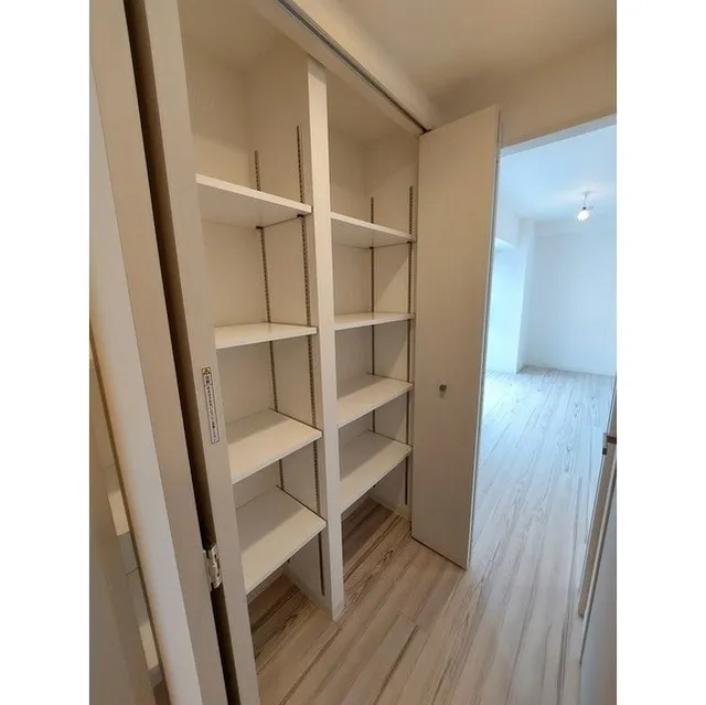 Traverse Monzennakacho - Interior - ["Furniture", "Shelf", "Wood"]