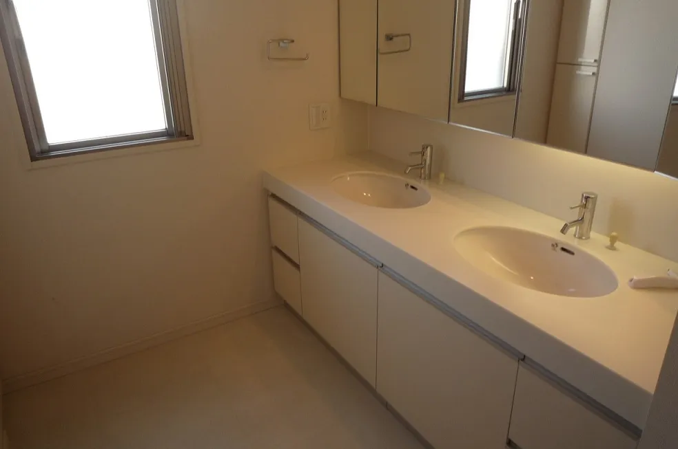 Residia Nishi Azabu - Interior - ["Mirror", "Tap", "Sink"]