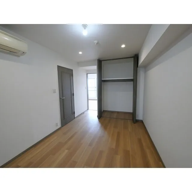 LOOP-M - Interior - ["Fixture", "Building", "Wood"]