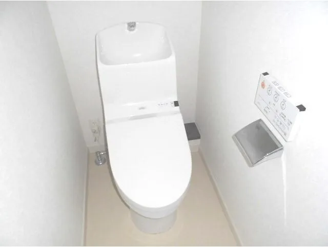 Victor Okusawa - Interior - ["Toilet seat", "Toilet", "Plumbing fixture"]