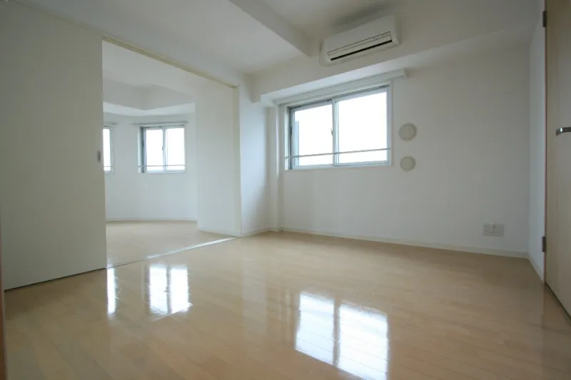 Castalia Hatsudai - Interior - ["Window", "Fixture", "Wood"]