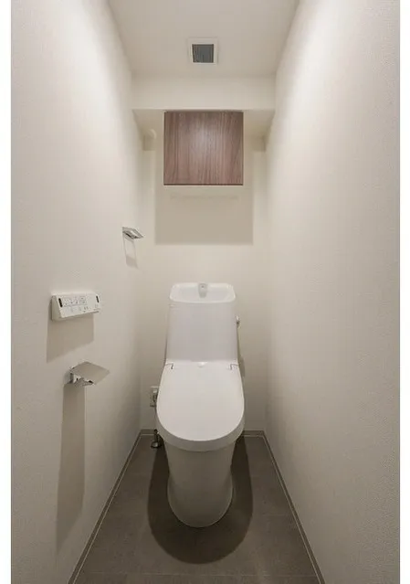 Comforia Liv Nagafukucho - Interior - ["Toilet seat", "Toilet", "Flooring"]