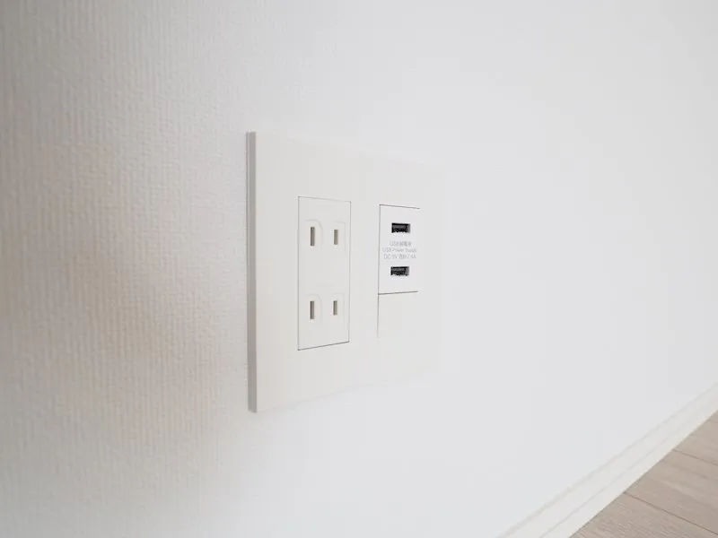 La Class Kamata II - Interior - ["Wall socket", "Wood", "Rectangle"]