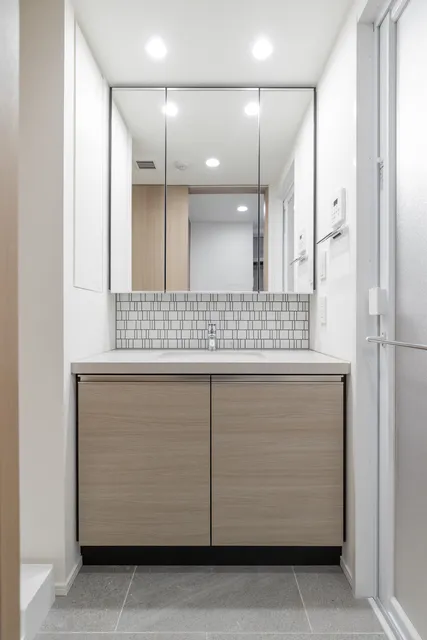 The Park Ones Nishi-Ikebukuro - Interior - ["Mirror", "Cabinetry", "Building"]