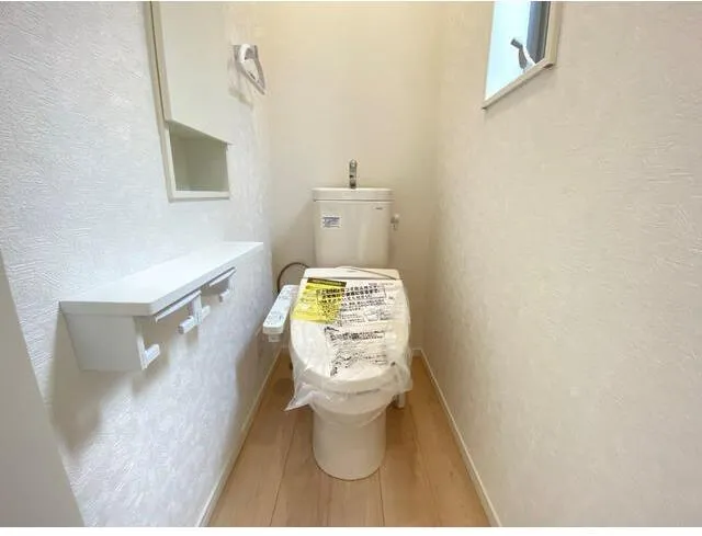 Kolet Nishidai #02 - Interior - ["Toilet seat", "Toilet", "Plumbing fixture"]