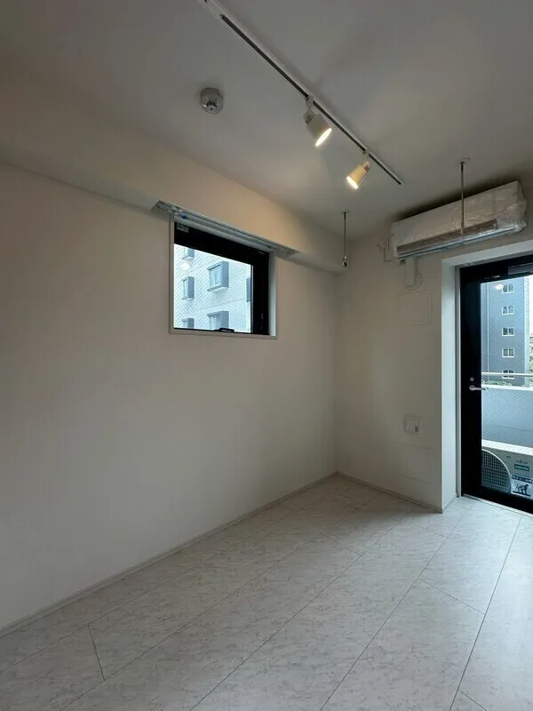 Lumique Omori - Interior - ["Ceiling", "Flooring", "Light fixture"]
