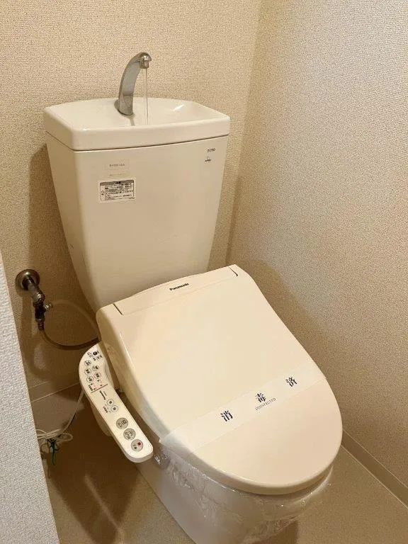 Galleria Higashi Shinjuku - Interior - ["Plumbing fixture", "Toilet seat", "Bathroom"]