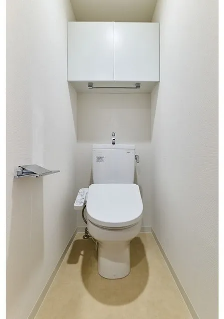 Gran Casa Oku - Interior - ["Toilet seat", "Toilet", "Bathroom"]