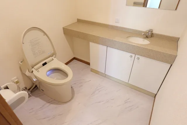 Garden Higashigaoka - Interior - ["Toilet seat", "Flooring", "Plumbing fixture"]