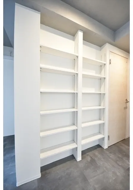 Across Avenue Minami-Nagasaki - Interior - ["Shelf", "Shelving", "Wood"]