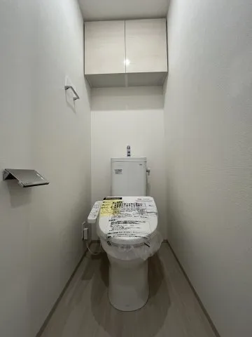 Amberille Oji - Interior - ["Toilet seat", "Toilet", "Flooring"]