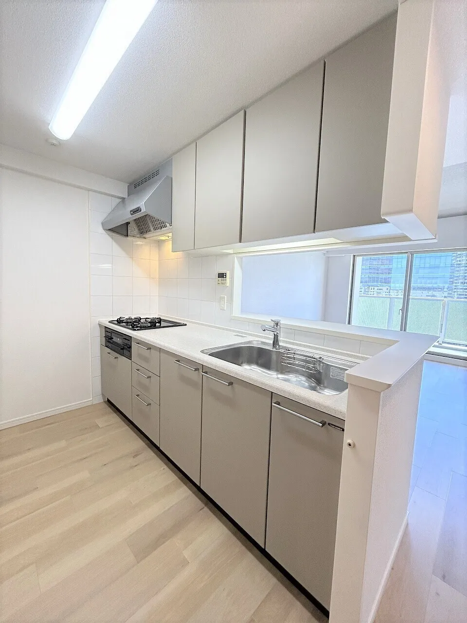 Esty Maison Toyosu Residence - Interior - ["Kitchen", "Flooring", "Major appliance"]
